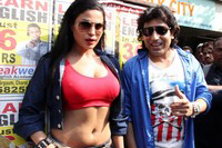 Veena Malik Visits Kamathipura Hot Photos